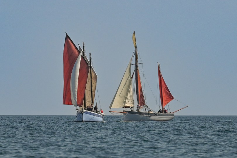 Guiding Star gybing behind Reliance
